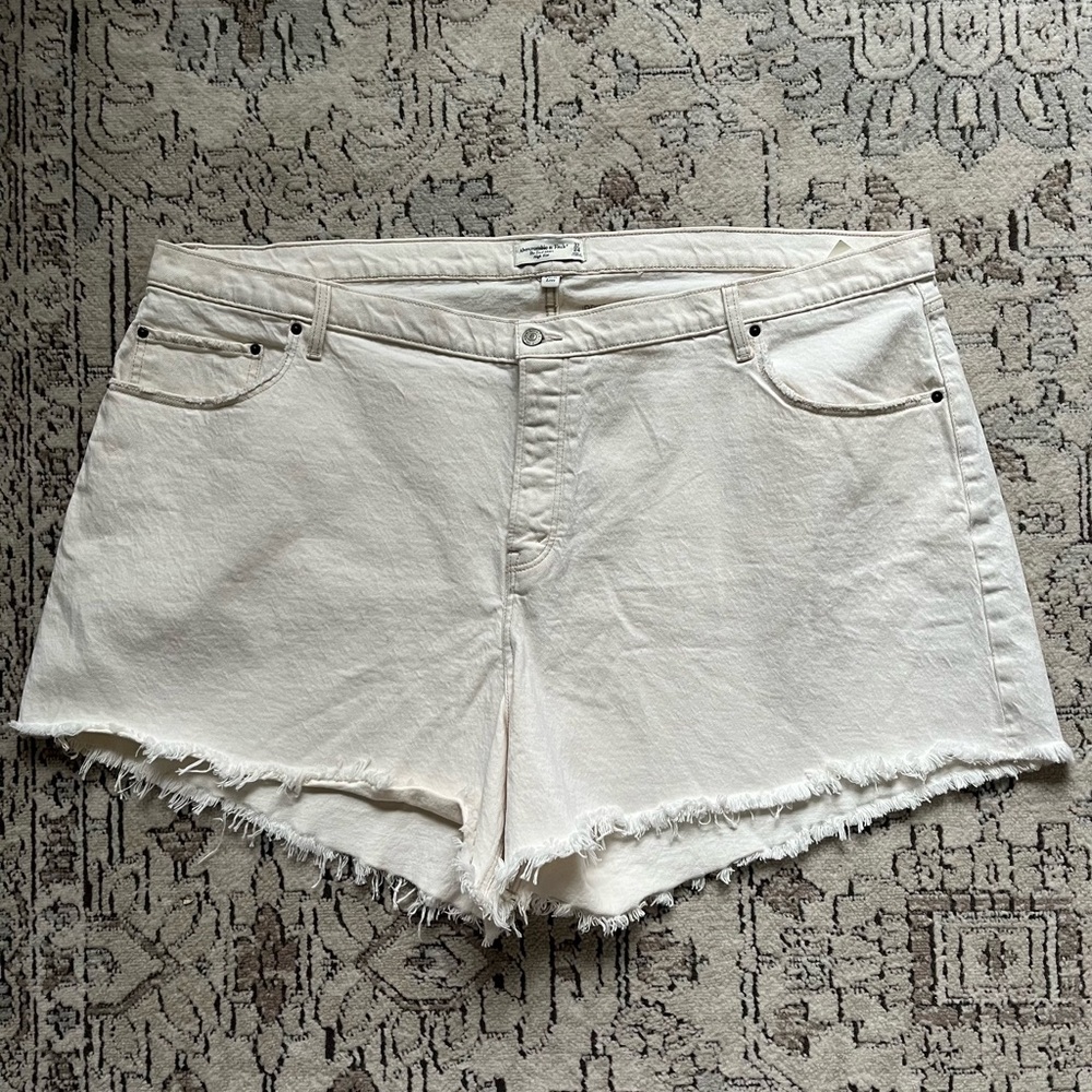 NWT Abercrombie & Fitch Curve Love Short High Rise Ivory Jean Shorts 37/24 -3XL
